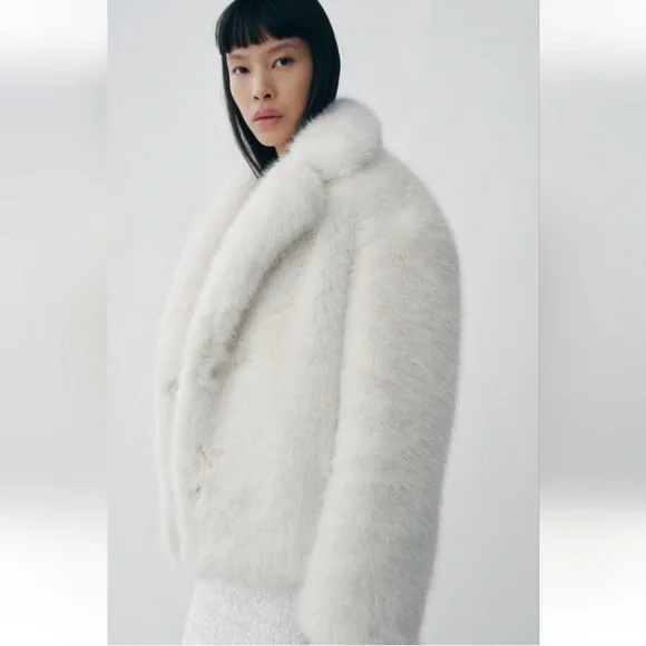 タグ付き　ZARA ファーコート　ホワイト　白 ZARA FFAUX FUR JACKET ZW COLLECTION White Small 4360/246/712